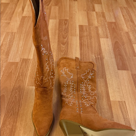 Azalea Wang Embroidered Tan Heeled Cowgirl Boots - Picture 5 of 10